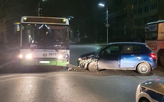 Рязанка выехала на встречную полосу и устроила ДТП со стоящим автобусом