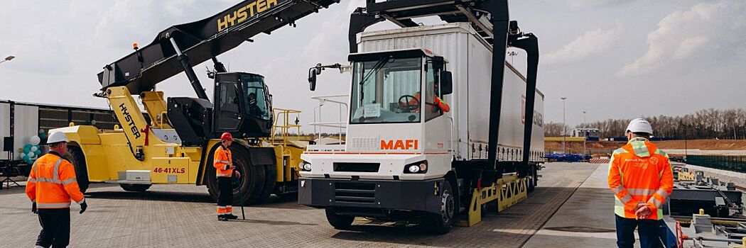 DB Schenker продемонстрировал процесс погрузки контрейлера на «Белом Расте»