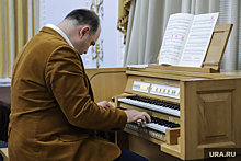 В Екатеринбурге музыкант сыграл на Вайнера на органе в снегопад