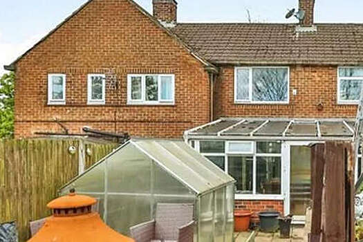 Mirror: в Великобритании появилась возможность купить дом с вышкой ЛЭП во дворе