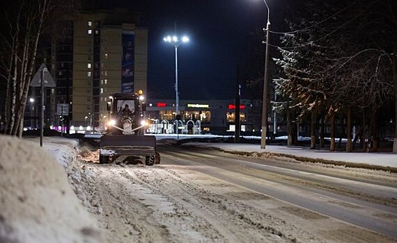 Нефтехимики по просьбе руководства города вышли на расчистку дорог от снега