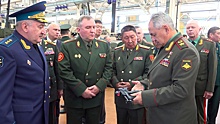 Шойгу показал главам военных делегаций из стран СНГ пистолет-пулемет для летчиков