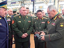 Шойгу показал главам военных делегаций из стран СНГ пистолет-пулемет для летчиков