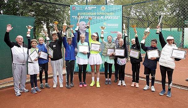 На юношеском теннисном турнире в память о Юрии Лужкове победили ребята из Москвы и Павлова Посада