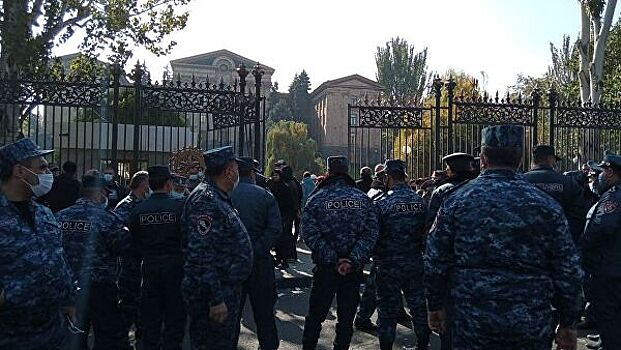 Полиция проверяет сообщения о погромах в офисе "Фонда Сороса" в Ереване