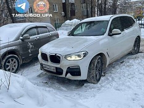 69-летняя женщина на BMW сбила девушку во дворе в Уфе
