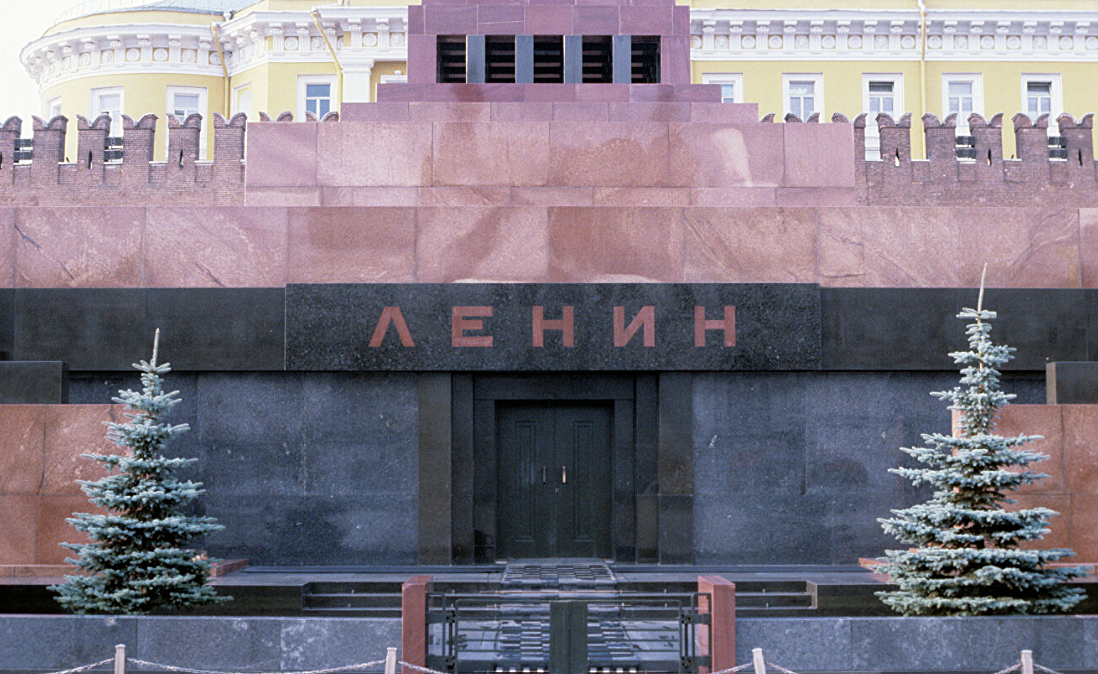 В России сняли ролик о «выносе ели из мавзолея»