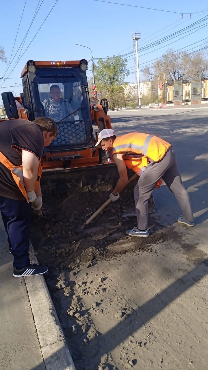 Коммунальные службы наводят чистоту на улицах Оренбурга