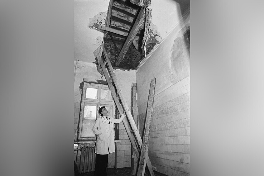 Результаты недавнего ремонта (обрушение потолка) в процедурном кабинете больничного корпуса Пермской детской клинической больницы № 13, Россия, 1 февраля 1992 года