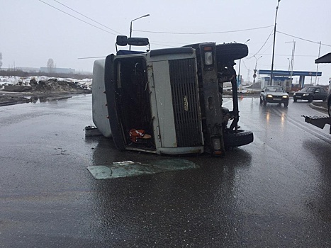 В Тольятти при столкновении с автобусом пострадал водитель легковушки