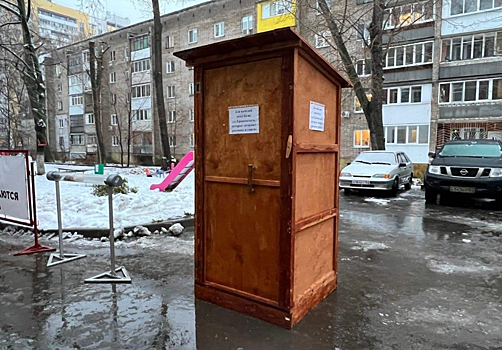 В Самаре на Мичурина установили деревянный туалет для жителей многоэтажки
