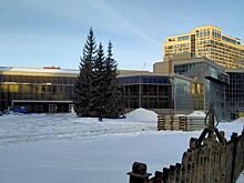 На улице Кирова в Новосибирске начали демонтаж легендарного здания банка