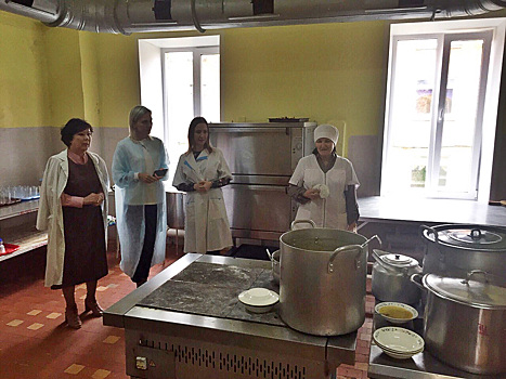 Партийцы проверили качество питания в школе Пугачева
