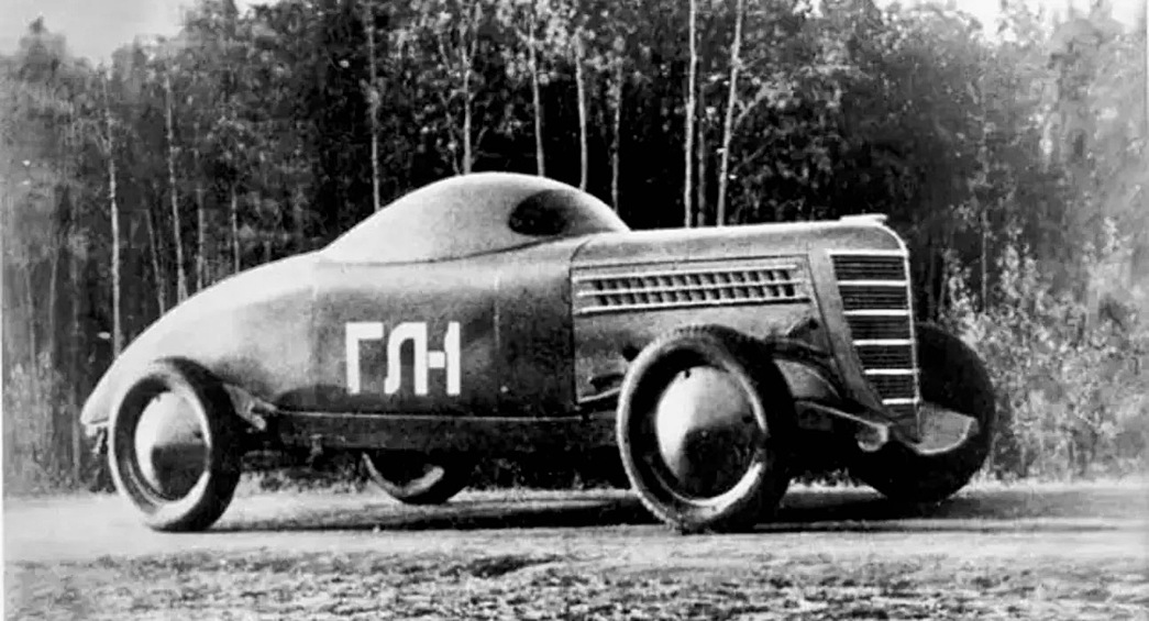 ГЛ-1 («Гоночный Липгарта»), названный в честь главного конструктора Горьковского автозавода Андрея Александровича Липгарта, стал первым в СССР автомобилем, который создавался специально для установки рекорда скорости. Конструкция учитывала аэродинамику, что было новаторским решением для советского автомобилестроения 1930-х годов. Особенностями машины стали обтекаемый кузов с открытыми колёсами, форсированный до 100 л.с. двигатель ГАЗ-М1 и снижение массы за счёт отказа от лишнего оборудования. В 1940 году ГЛ-1 установил рекорд скорости СССР, разогнавшись до 161 км/ч. Автомобиль стал символом инженерного прогресса и доказал, что советские конструкторы способны создавать специализированные спортивные машины.