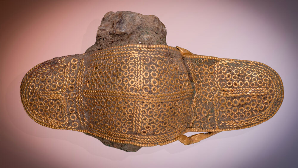 В Дании охотник за сокровищами нашел сложную золотую брошь середины VI века нашей эры. е.