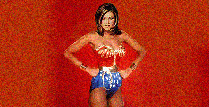 Дженнифер Энистон примерила костюм супергероини