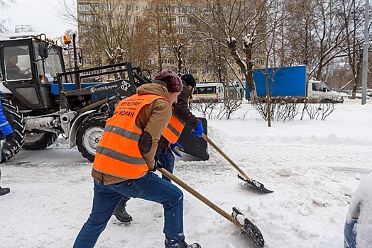 Больше 1300 рабочих и 170 единиц техники убирают Балашиху после снегопада