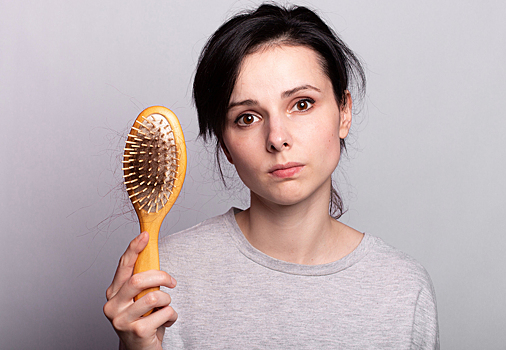 Нехватка солнца и горячие батареи. Врач объяснила, почему осенью сильнее выпадают волосы