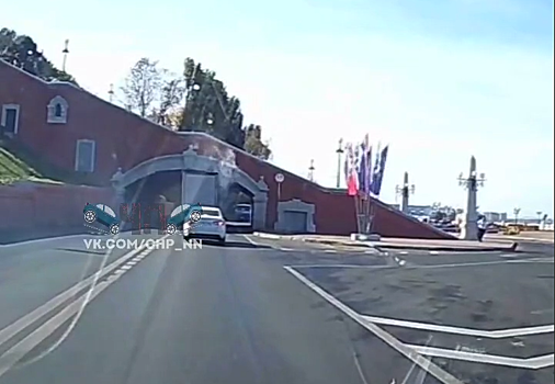 Грузовику снесло крышу в арке под Чкаловской лестницей