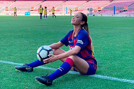 Певица Ольга Бузова два дня играла в футбол за «Барселону», «Мало половин»