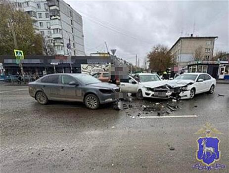 Двое человек пострадали при столкновении Lada Granta и двух Skoda в Самаре