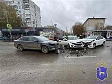 Двое человек пострадали при столкновении Lada Granta и двух Skoda в Самаре