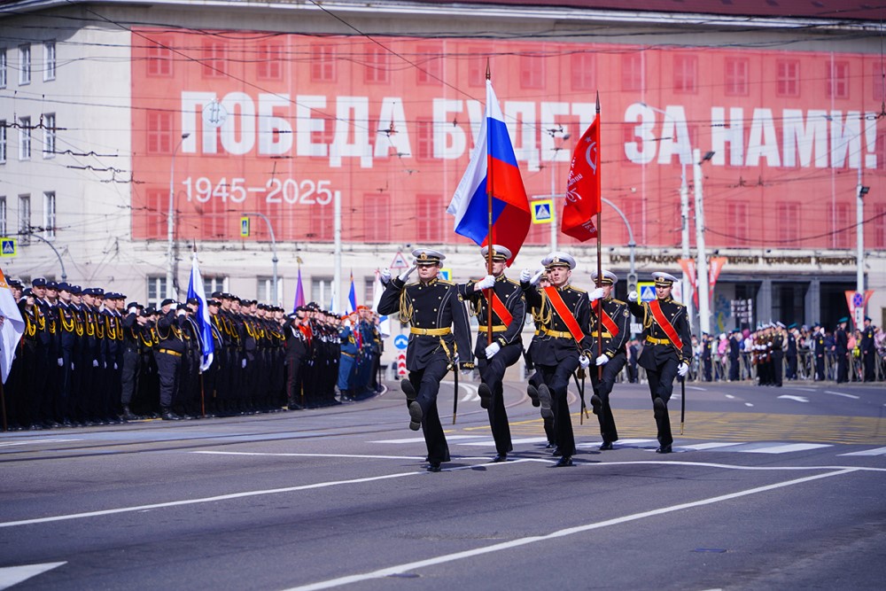 В Калининграде почти три тысячи человек приняли участие в параде Победы