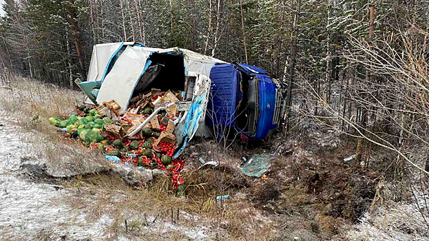 На ямальской трассе перевернулся грузовик с арбузами