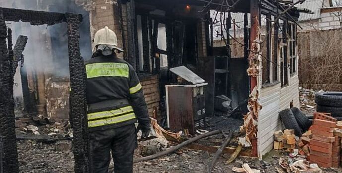 В Таганроге огонь уничтожил жилой дом, гараж и автомобиль