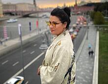 Вытянула силуэт: Нетребко в белоснежном пальто и блестящих перчатках прогулялась по Москве