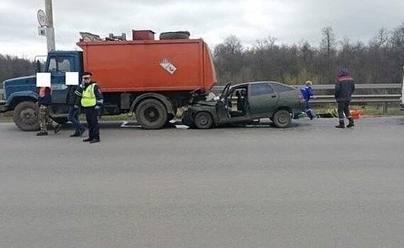 В Башкирии три человека получили травмы, когда легковушка заехала под грузовик