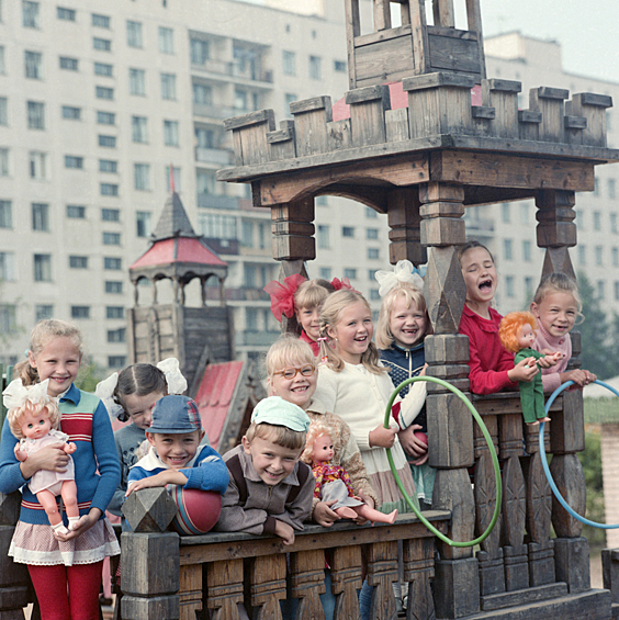 Дети на игровой площадке детского сада-яслей, 1987 год
