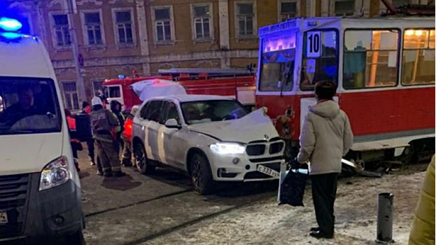 В парализовавшем движение трамваев ДТП пострадала саратовская автомобилистка
