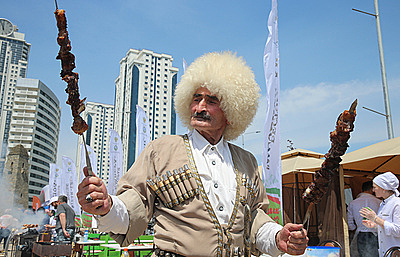 Более 5 тыс. человек приняли участие в фестивале "Шашлык-машлык" в Грозном