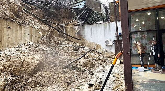Шокирующие кадры из Сочи: оползень медленно поглощает двор жилого дома на Петрозаводской