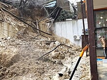 Шокирующие кадры из Сочи: оползень медленно поглощает двор жилого дома на Петрозаводской