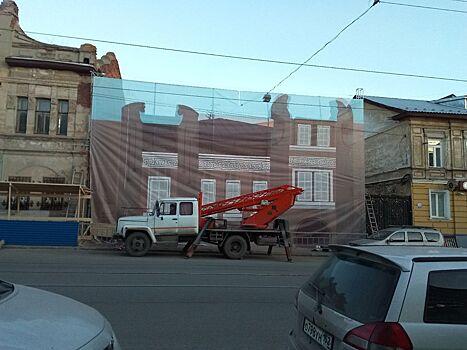 «Дом с авгурами» на улице Пискунова «примерил» фальш-фасад