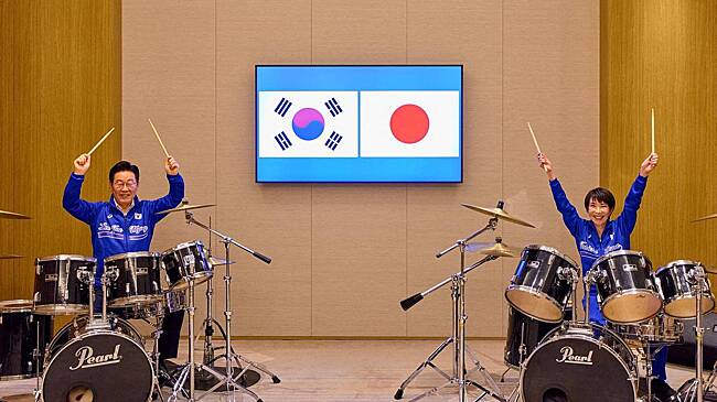 Премьер Японии и президент Южной Кореи сыграли на барабанах хит группы BTS