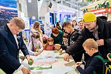 Гости выставки-форума «Россия» на ВДНХ создали панно с выксунским единорогом