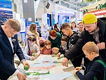 Гости выставки-форума «Россия» на ВДНХ создали панно с выксунским единорогом