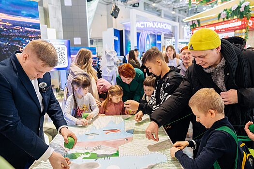 Гости выставки-форума «Россия» на ВДНХ создали панно с выксунским единорогом