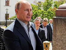 Раскрыта тайна «красной коробки» спутника Путина