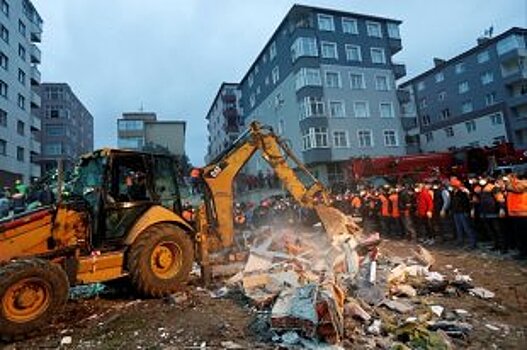 Под завалами рухнувшего дома в Стамбуле нашли живую девочку
