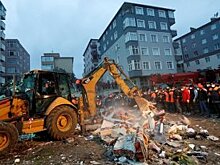 Под завалами рухнувшего дома в Стамбуле нашли живую девочку
