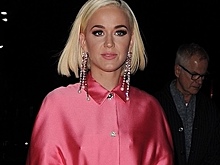 Образ дня: Кэти Перри облачилась в розовое платье-парашют и серьги-грозди для спектакля в Лондоне