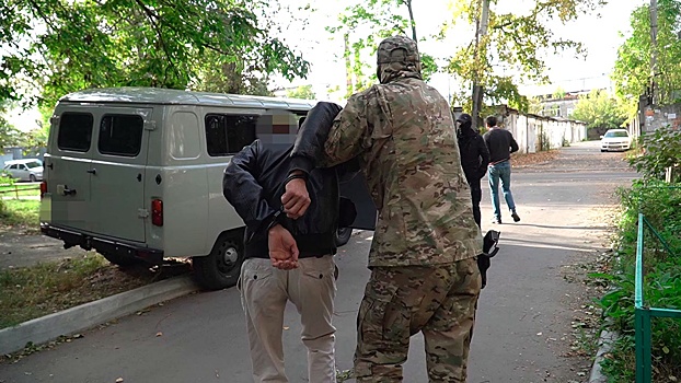 ФСБ показала видео задержания в Хабаровске иностранца, финансировавшего террористов