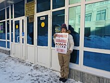 Мать вышла в одиночный пикет против оптимизации детских учреждений в Саратове