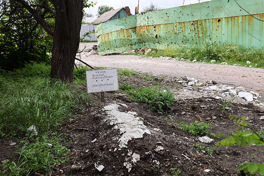 Захоронение на одной из улиц Мариуполя, 22 мая 2022 года