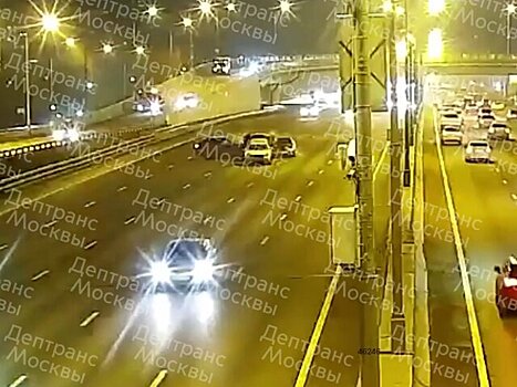 Движение на МКАД в районе развязки с Калужским шоссе затруднено из-за ДТП