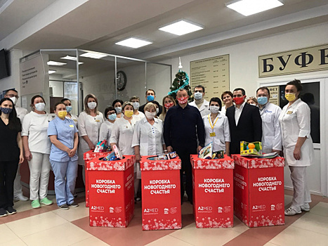 Детям медиков Самарской области передали новогодние подарки 